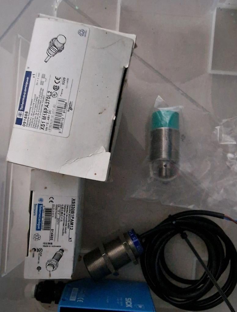 Nabijheidssensoren (3x inductief en 1x capacitief), Hobby en Vrije tijd, Elektronica-componenten, Ophalen of Verzenden, Zo goed als nieuw