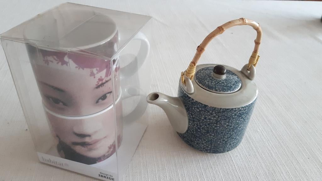 2 tasses à thé et une théière, Maison & Meubles, Enlèvement ou Envoi, Comme neuf