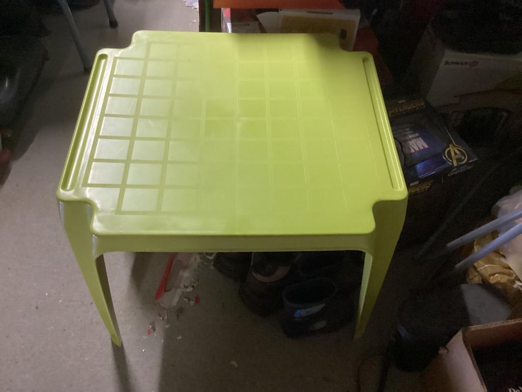 Groen plastieken kindertafeltje, Ophalen