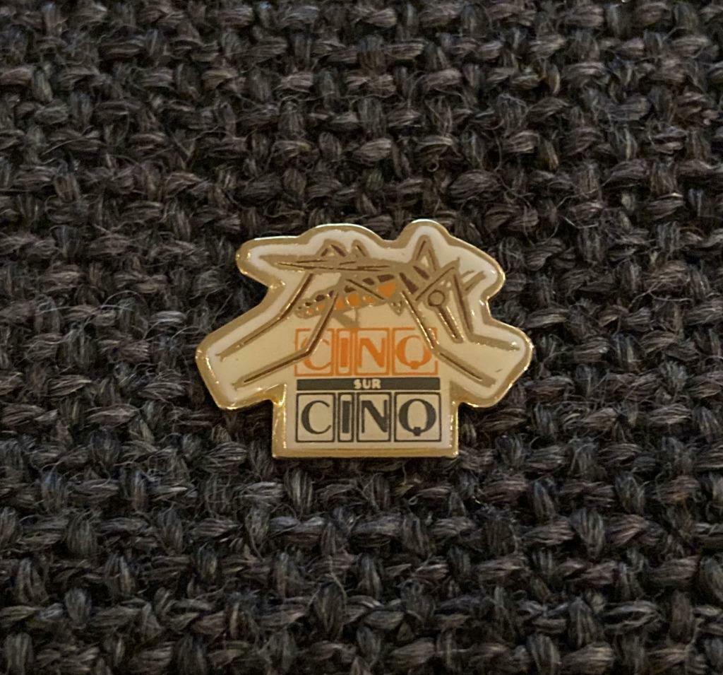 PIN - CINQ SUR CINQ - MOUSTIMUG - MUG - MOUSTIQUE, Envoi, Utilisé, Animal et Nature, Insigne ou Pin's