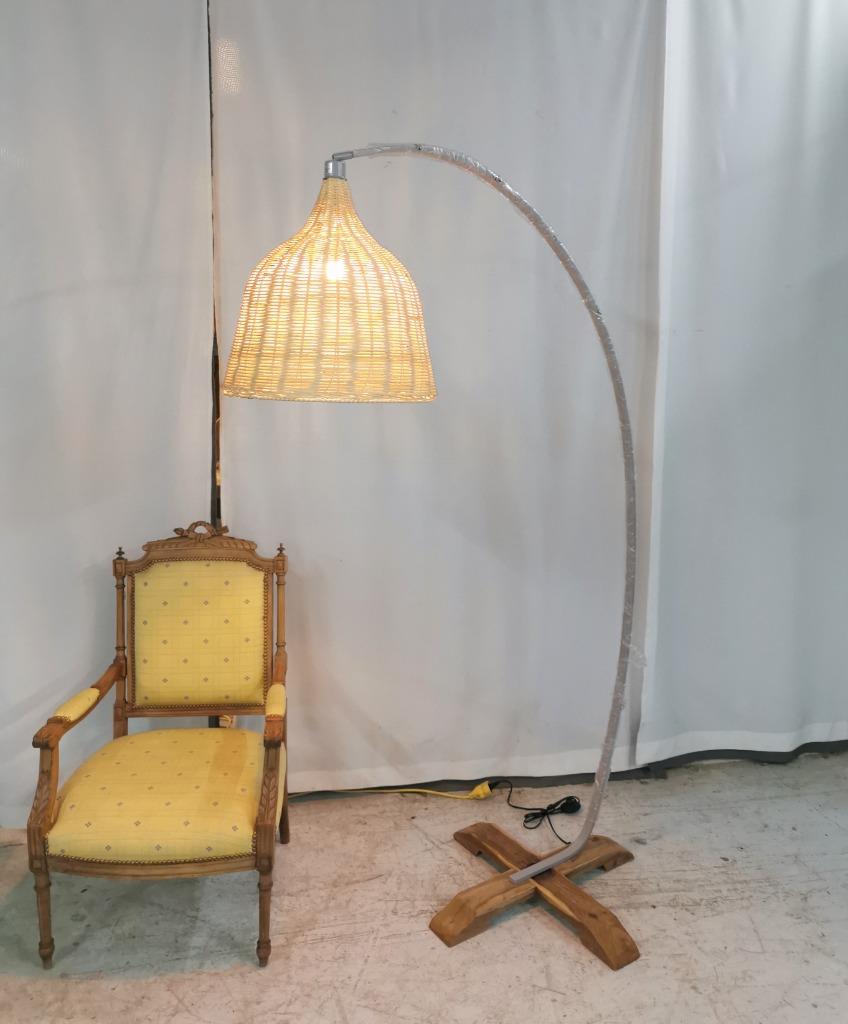 Nieuwe grote vloer-/boog lamp met rieten kap en houten voet, Huis en Inrichting, Lampen | Vloerlampen, Nieuw, 150 tot 200 cm, Hout