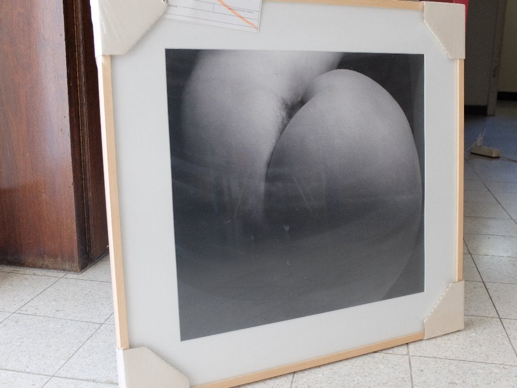 Œuvre « peau de pêche », artiste inconnu, sous cadre, Ophalen, Achter glas