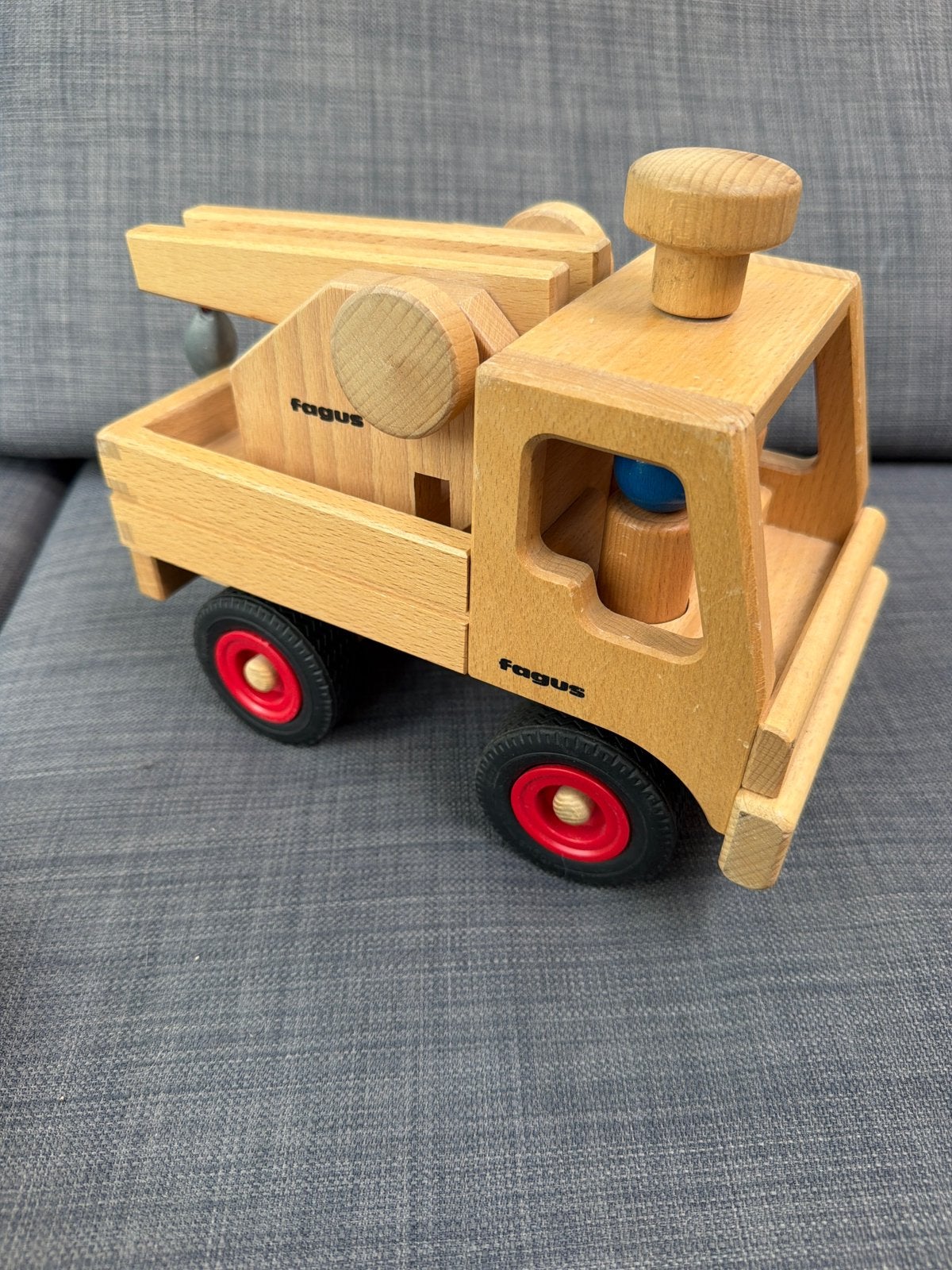 Fagus Unimog met Houten Hijskraan Opbouw + 2 Poppetjes, Kinderen en Baby's, Speelgoed | Houten speelgoed, Zo goed als nieuw, Ophalen
