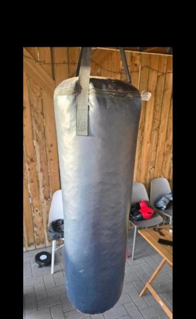 Bokszak 20 kg  met bokshandschoenen, Ophalen, Zo goed als nieuw, Bokszak