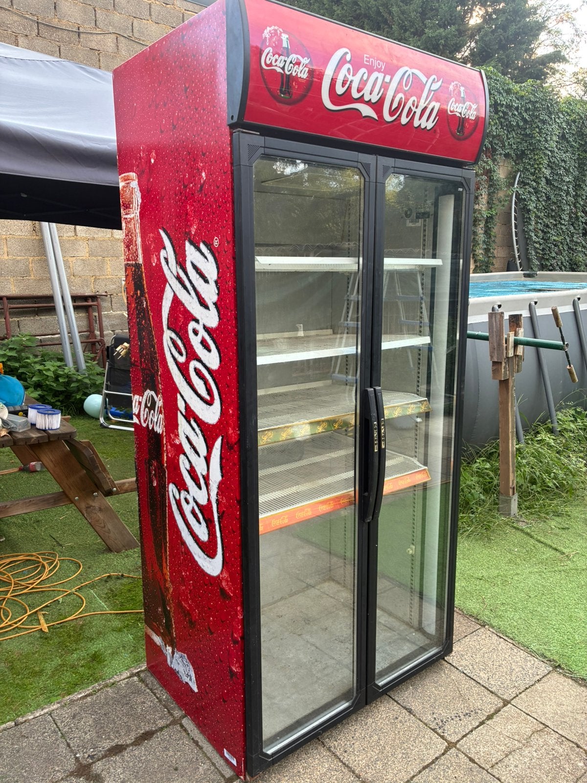 Coca cola frigo, Ophalen