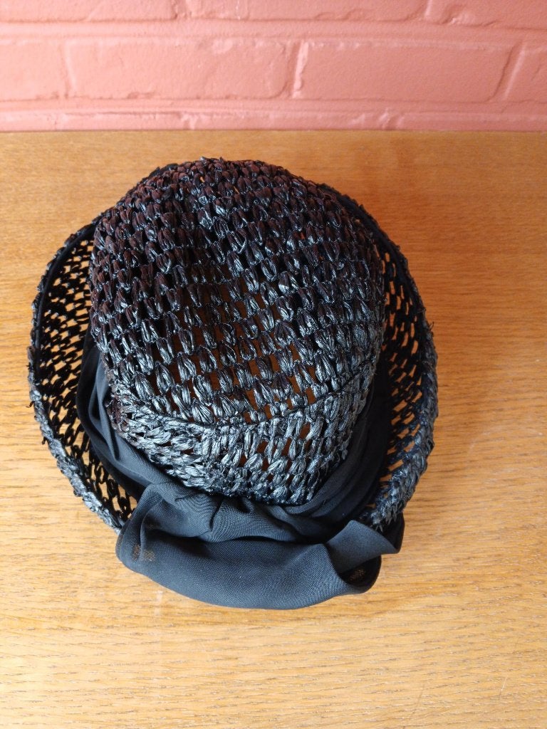 Zwarte, vintage dameshoed, 55 cm (S, 6⅞ inch) of minder, Hoed, Ophalen of Verzenden, Onbekend