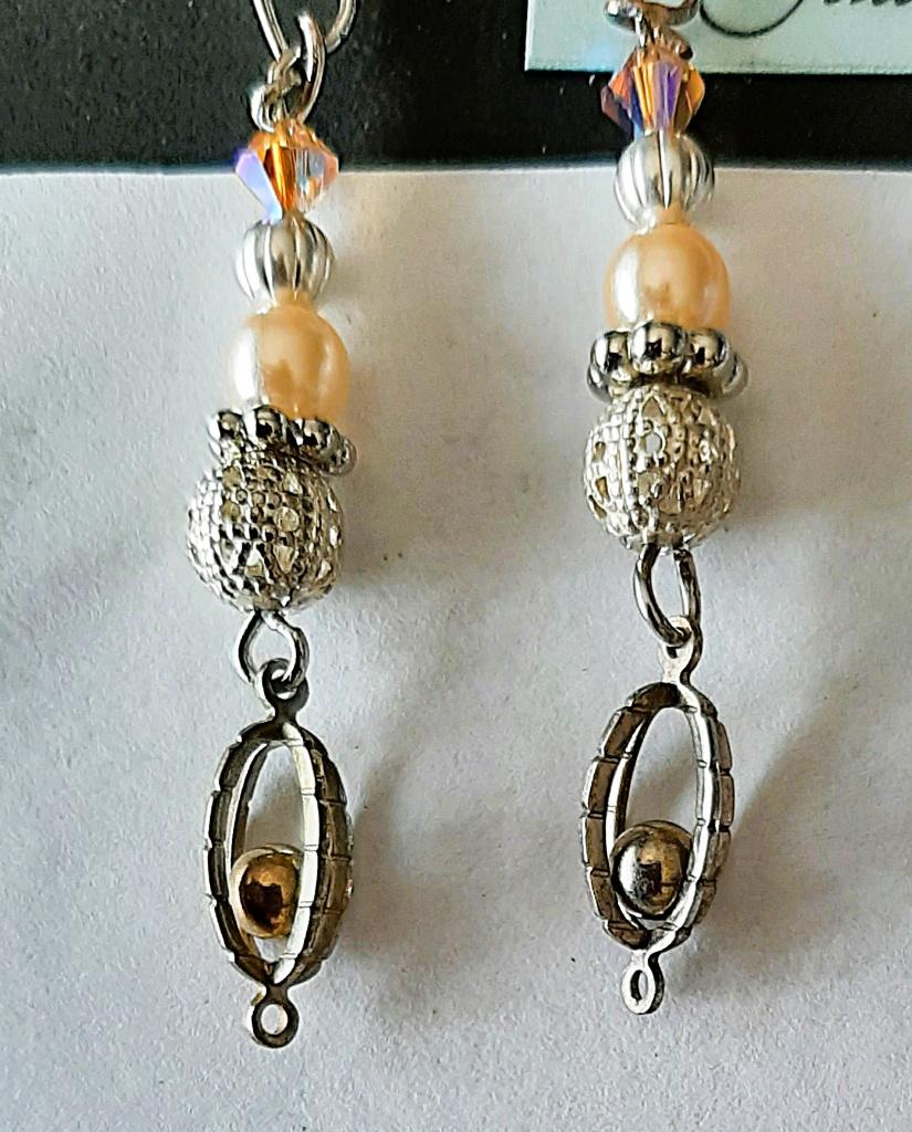 Te koop: Nieuw! Mooie zilverkleurige lange oorbellen., Bijoux, Sacs & Beauté, Boucles d'oreilles, Neuf, Enlèvement, Autres matériaux
