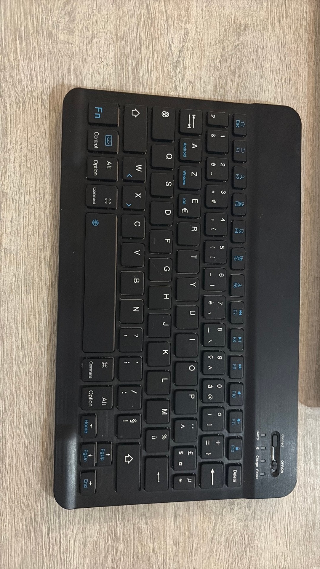 Neiuwe toetsenbord met Bluetooth, Computers en Software, Toetsenborden, Ophalen of Verzenden, Zo goed als nieuw