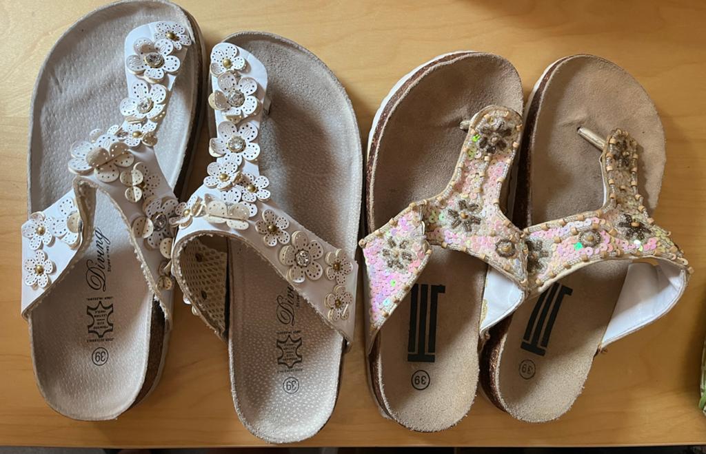 Pakket met 2 paar teenslippers leder maat 39, Ophalen, Zo goed als nieuw, Slippers