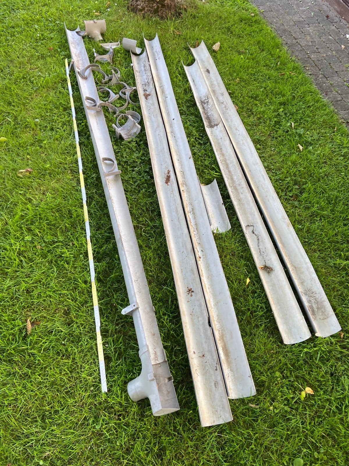 2x Dakgoot PVC + aflopers en draagbeugels, Doe-het-zelf en Bouw, Dakpannen en Dakbedekking, Zo goed als nieuw, Ophalen