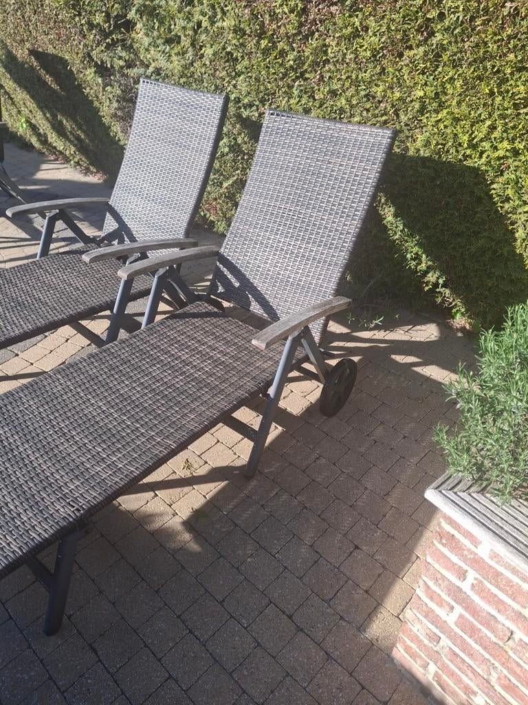2 bruine ligbedden, met wielen, Tuin en Terras, Ophalen, Gebruikt, Hout, Verstelbaar