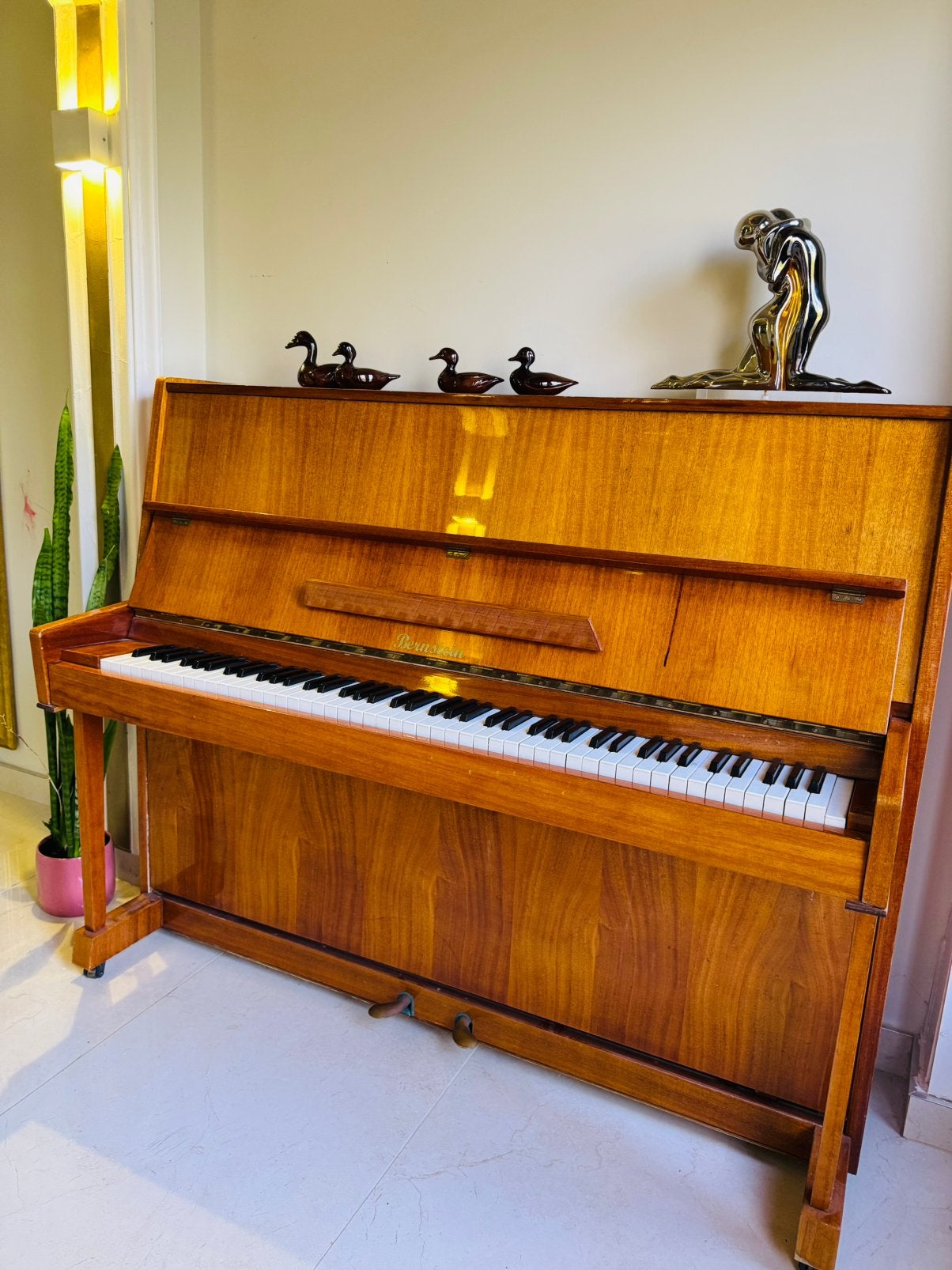 Le piano Bernstein : un objet qui attire tous les regards, Musique & Instruments, Enlèvement ou Envoi, Brillant, Brun, Utilisé
