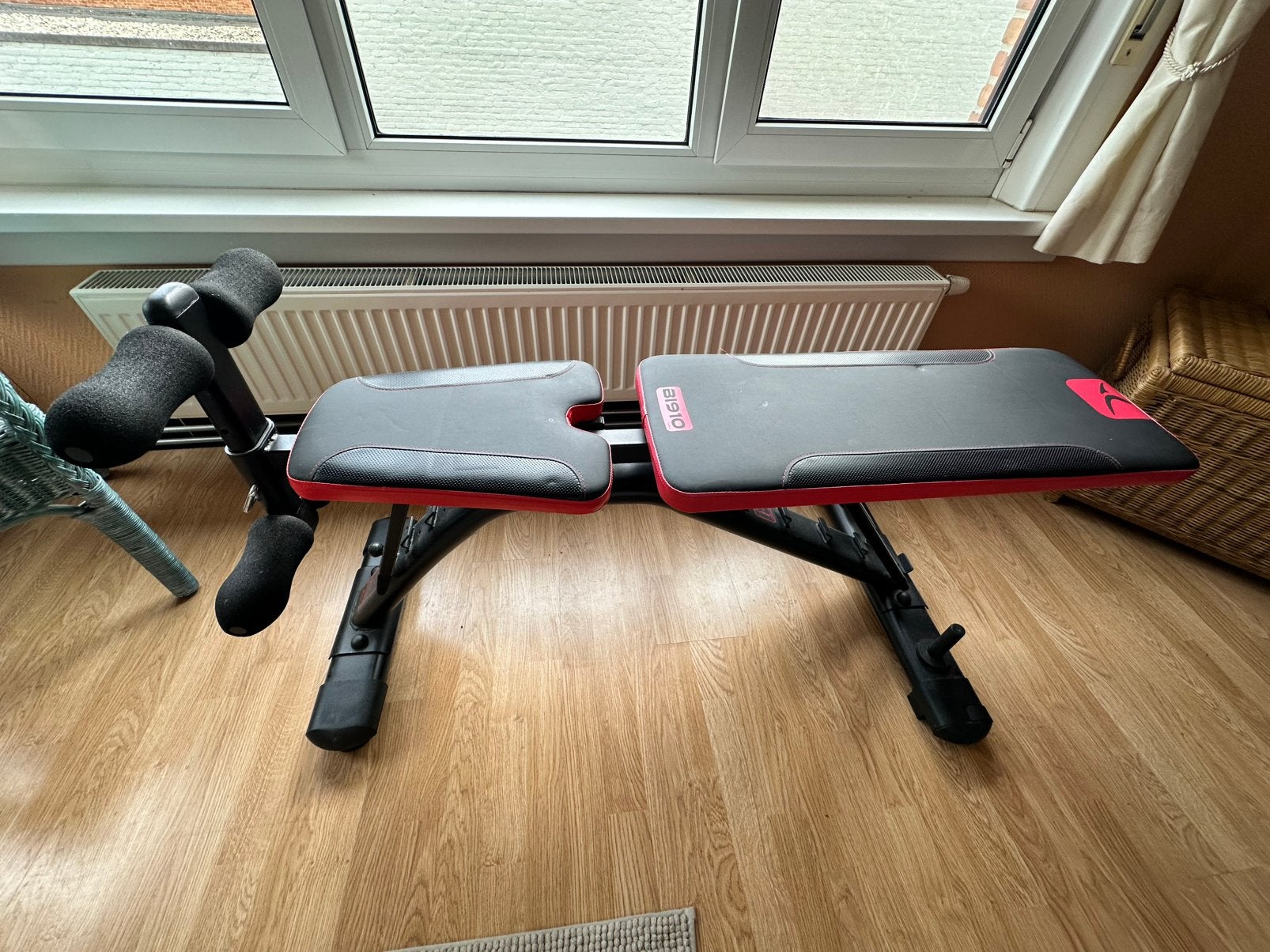 Domyos fitnessbank zwart met rood, Sport en Fitness, Ophalen, Zo goed als nieuw, Armen, Krachtstation