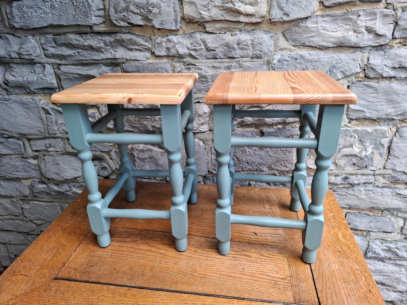 Paire de tabourets en bois relookés – style campagne, Antiquités & Art, Enlèvement
