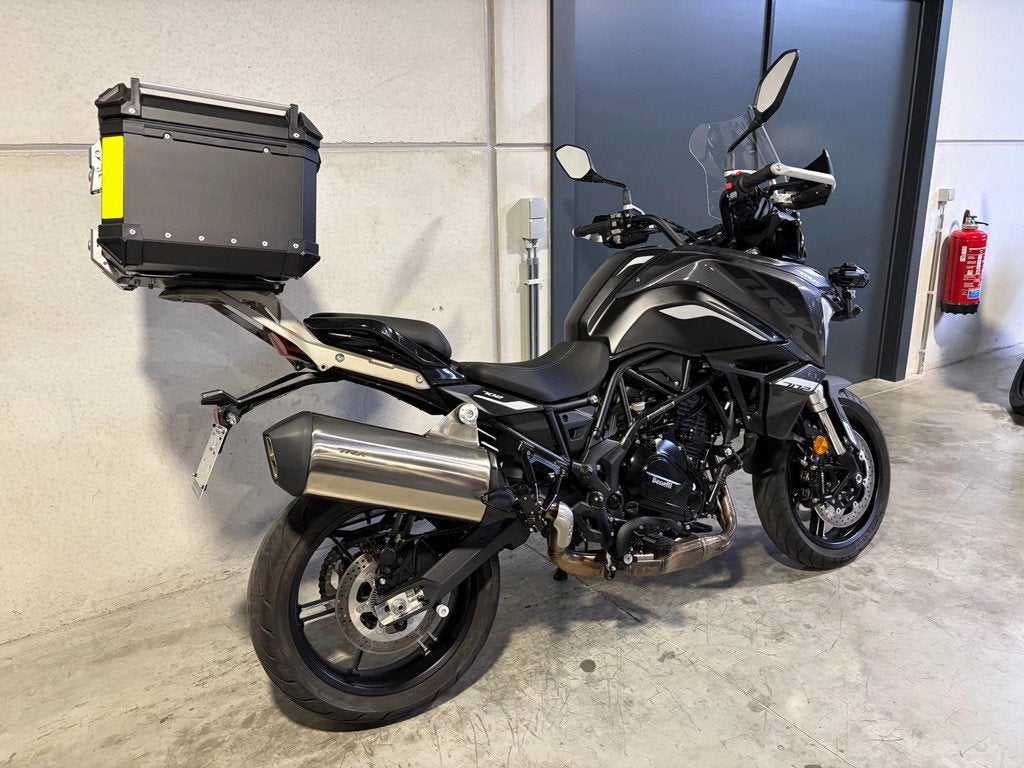 Benelli TRK702 met ruime topcase en verstralers (bj 2024), Motoren, Motoren | Benelli, 700 cc, Bedrijf, Meer dan 35 kW, Overig