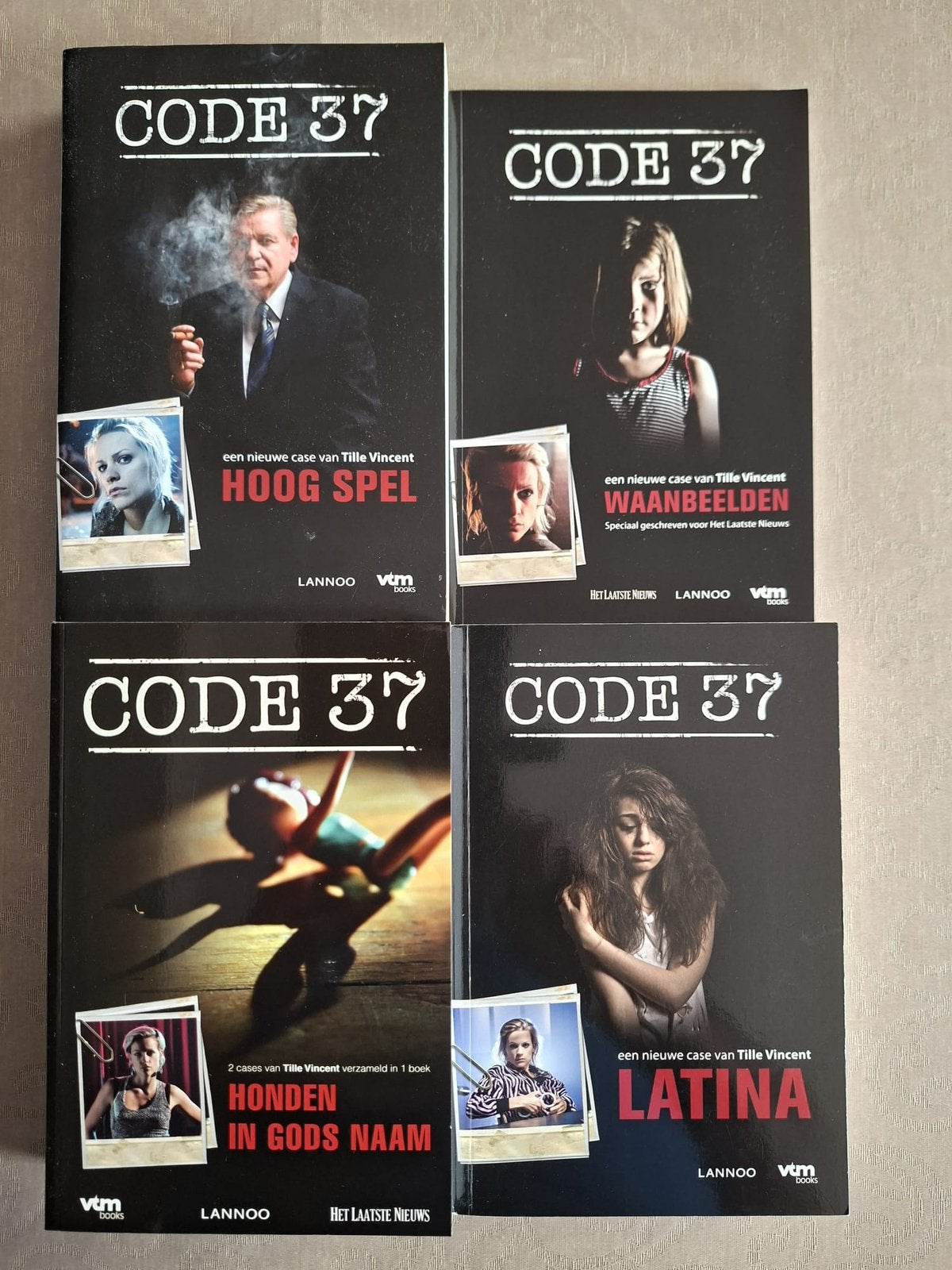 Set van 4 ‘code 37’ -boeken, Boeken, Ophalen, Zo goed als nieuw