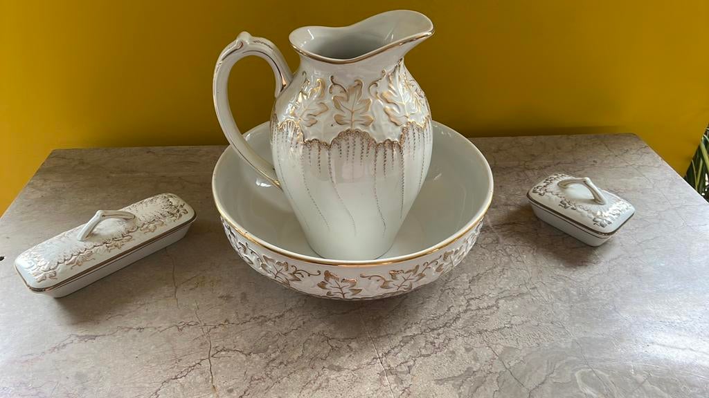 De set van wit en goud porselein - kruik en potten, Antiek en Kunst, Ophalen