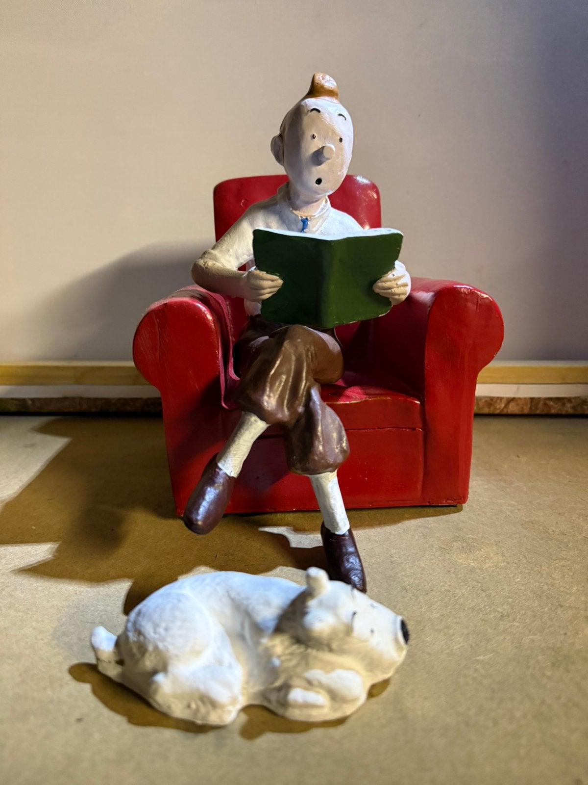 Tintin regarde son livre dans fauteuil /Milou H20cms l15cms, Ophalen, Kuifje, Zo goed als nieuw, Beeldje of Figuurtje