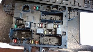 Boitier fusibles Opel Astra J 2010-2012 365927271 (411), Ophalen, Gebruikt, Opel