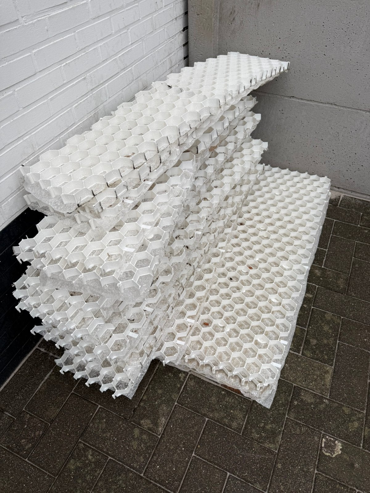 Grindrooster wit kunststof met worteldoek, Tuin en Terras, Ophalen