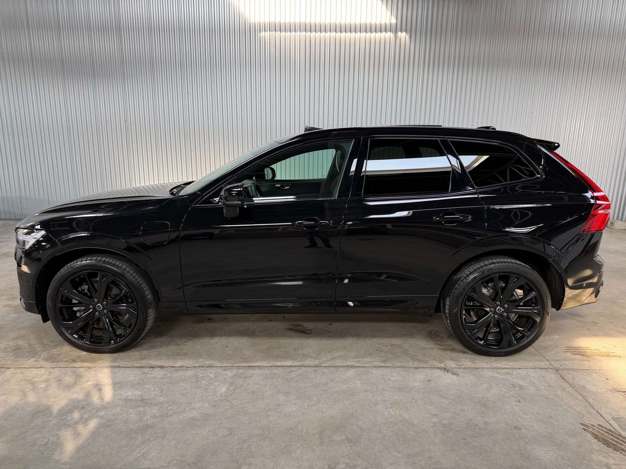 Volvo XC60 XC60 2.0 T6 PHEV AWD Plus Black Edition Pano 21", Auto's, Automaat, Gebruikt, Zwart, 4 cilinders