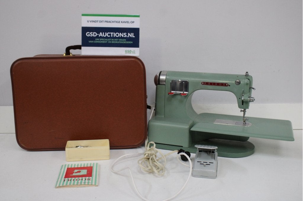 Fridor Naaimachine met koffer en accessoires, Antiquités & Art, Antiquités | Machines à coudre