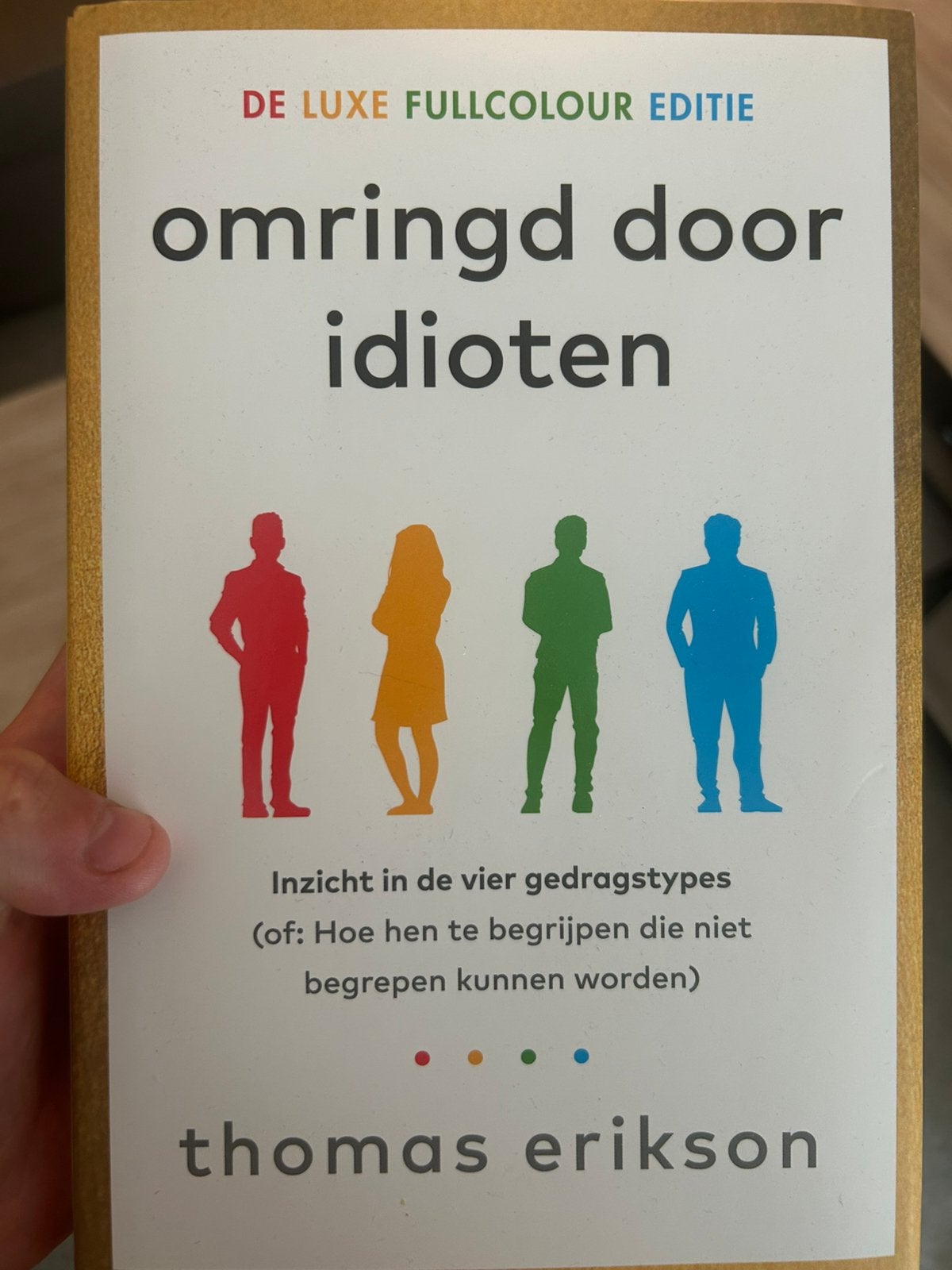 Hardcopie omringd door idioten, Ophalen of Verzenden, Zo goed als nieuw