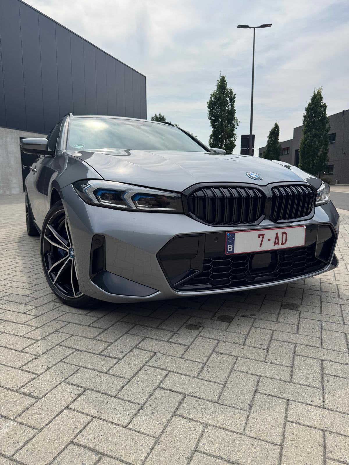 BMW 330e Touring M-Sport (10/2023) | Skyscrapergrau, Auto's, Automaat, Achterwielaandrijving, Euro 6, Leder