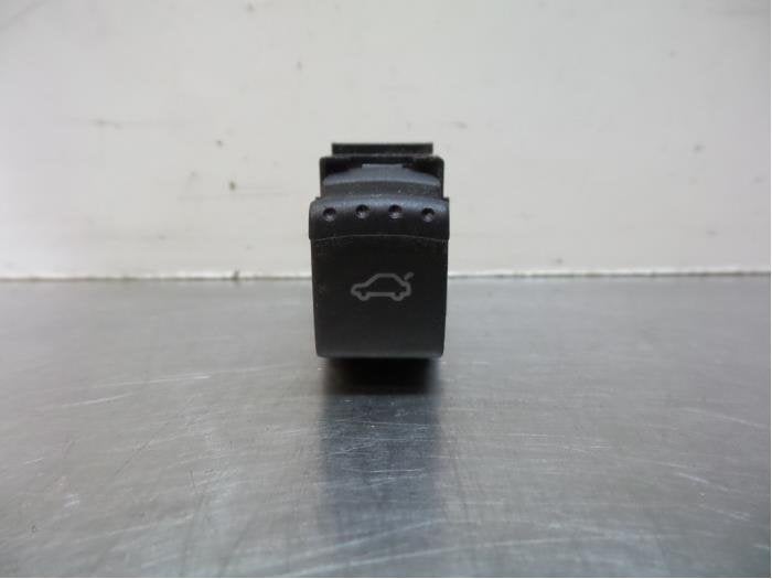 Commutateur hayon d'un Volkswagen Passat (Passat 01-), Volkswagen, -, Utilisé, -