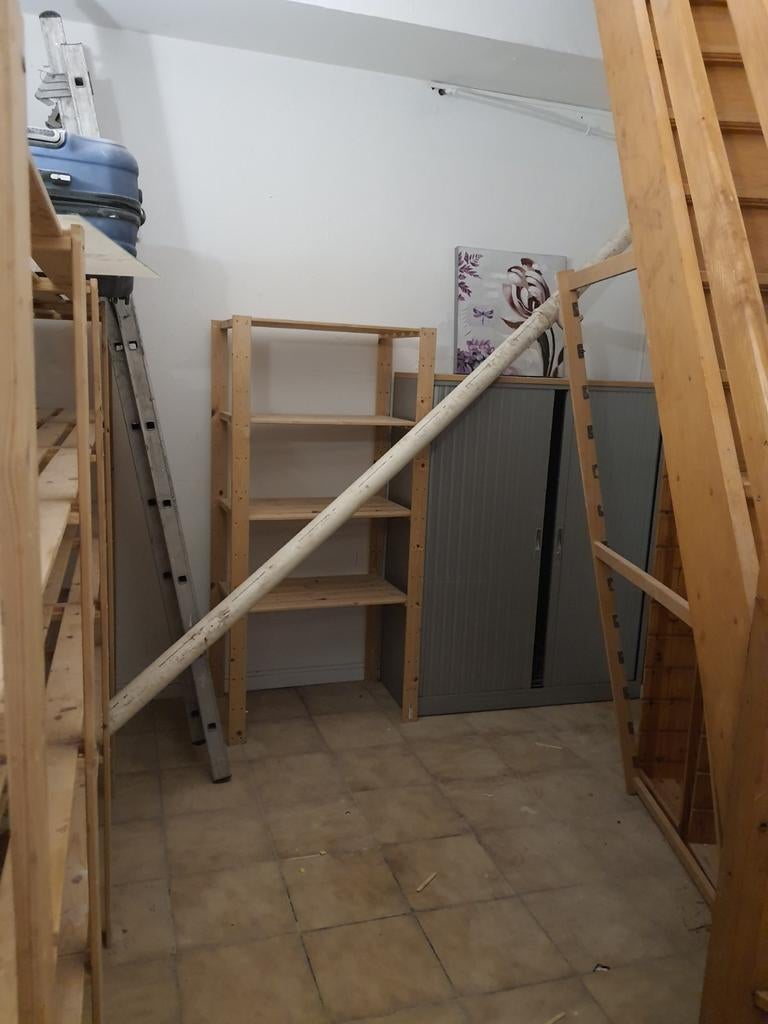 Espace de stockage et étagères à Anderlecht, 400 € par mois