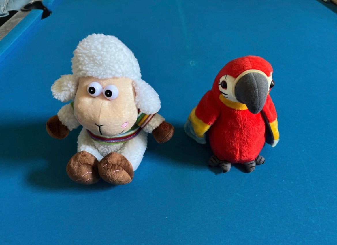 2 peluches bruyantes, Enlèvement, Comme neuf, Poupée, Figurine ou Peluche