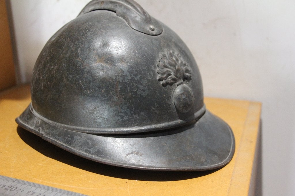 WW1 Frankrijk Adrian 1915 „gevechtsschade” helmschaal, Verzamelen, Verzenden, Landmacht, Helm of Baret