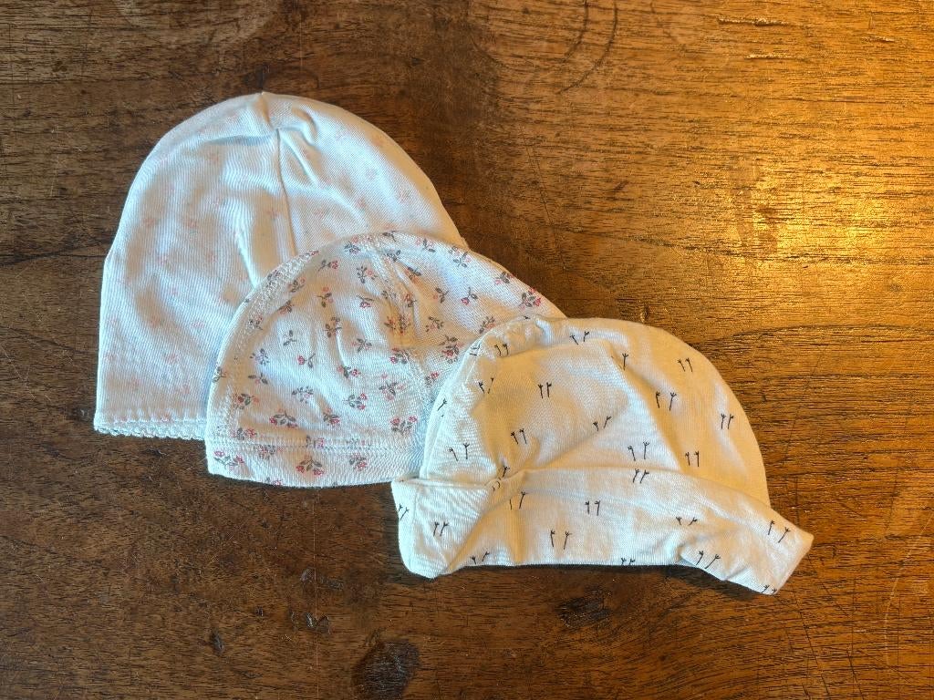 3 baby mutsjes geboorte, Enfants & Bébés, Vêtements de bébé | Bonnets, Écharpes & Moufles, Enlèvement, Comme neuf, Fille, Bonnet