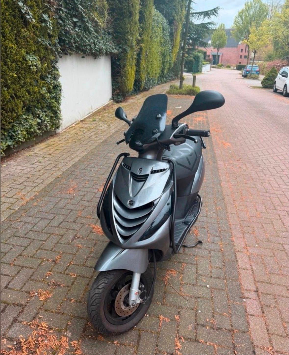 Piaggio 50cc 2 takt 4500km!, Fietsen en Brommers, Scooters | Piaggio, Ophalen, Zo goed als nieuw, Zip