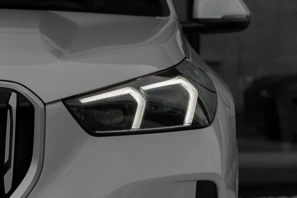 BMW X1 sDrive 20i Mpack PanoRoof Adaptive Headlights, Gebruikt, Wit, Bedrijf, 5 zetels