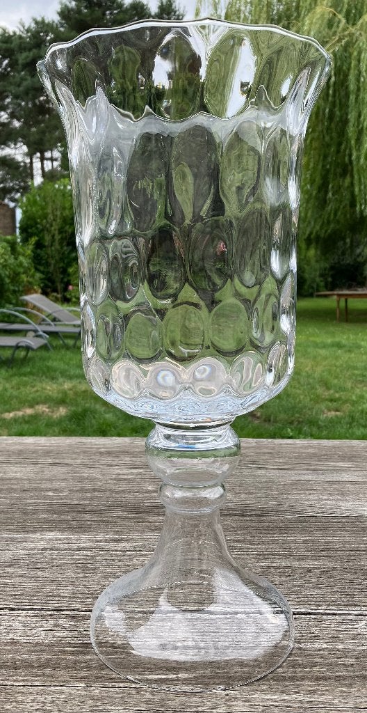 Grote vaas op voet in transparant glas met pastilledecoratie, Huis en Inrichting, Woonaccessoires | Vazen, Zo goed als nieuw, Transparant