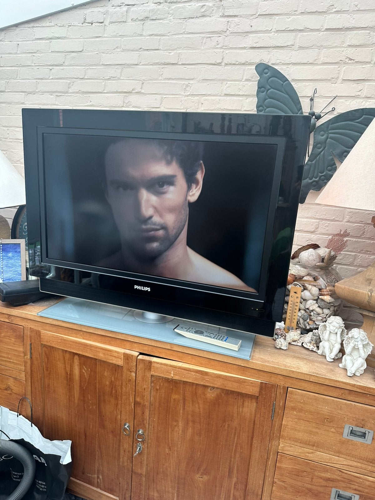 Grote LCD tv phillips cineos op voet, Enlèvement, Comme neuf