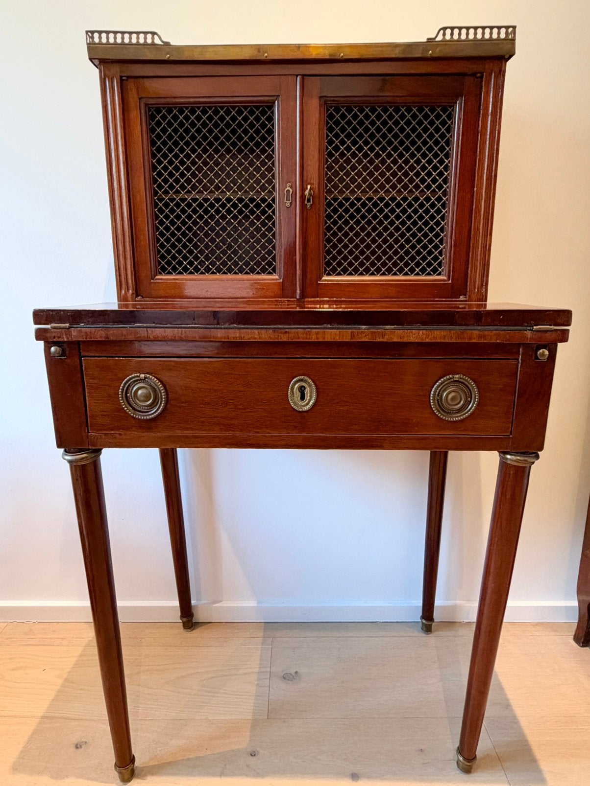 Petit bureau de style Louis XVI en acajou, Ophalen, Zo goed als nieuw