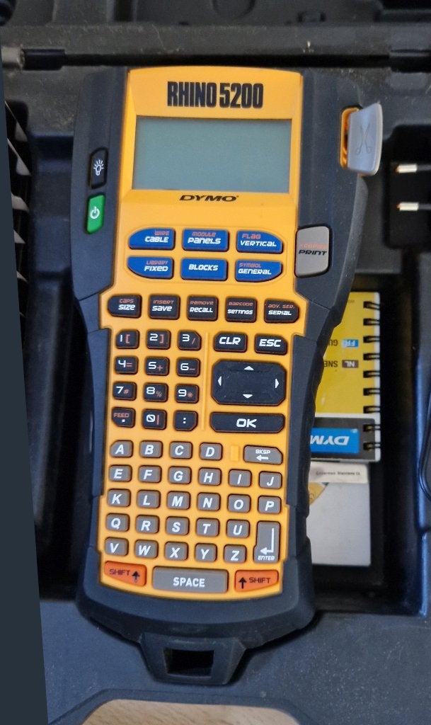 Dymo RHINO 5200 labelprinter met 8 cassettes, Computers en Software, Ophalen of Verzenden, Gebruikt, Tape-label, Dymo