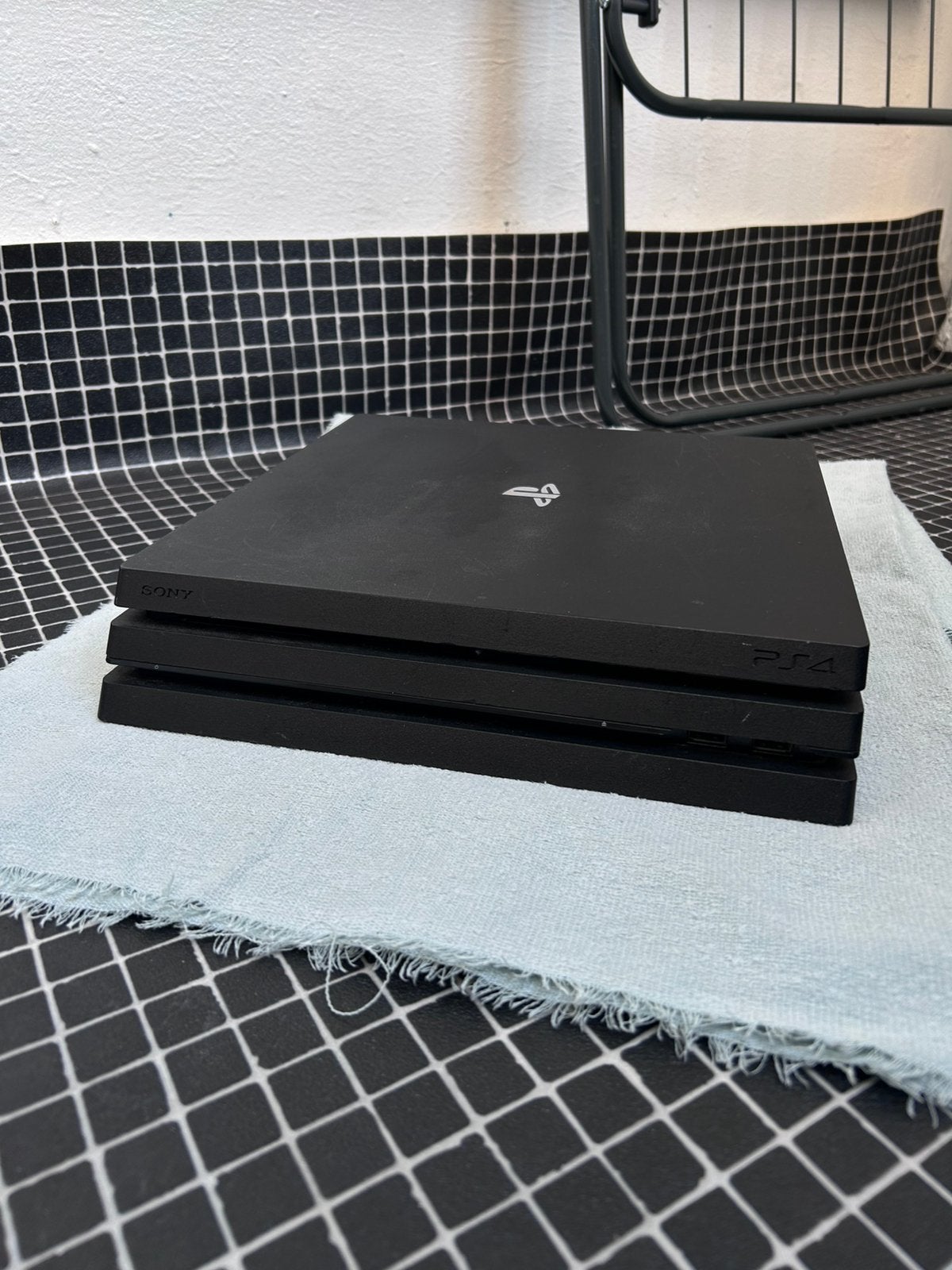 2x PS4 + 1Controller + Kabels – €160, Ophalen, Zo goed als nieuw, Met 1 controller