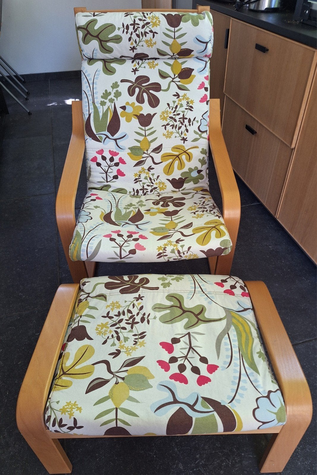 Ikea fauteuil relaxstoel Poang Blomstermåla met voetenbank, Huis en Inrichting, Ophalen, Gebruikt, 75 tot 100 cm, Fleurig