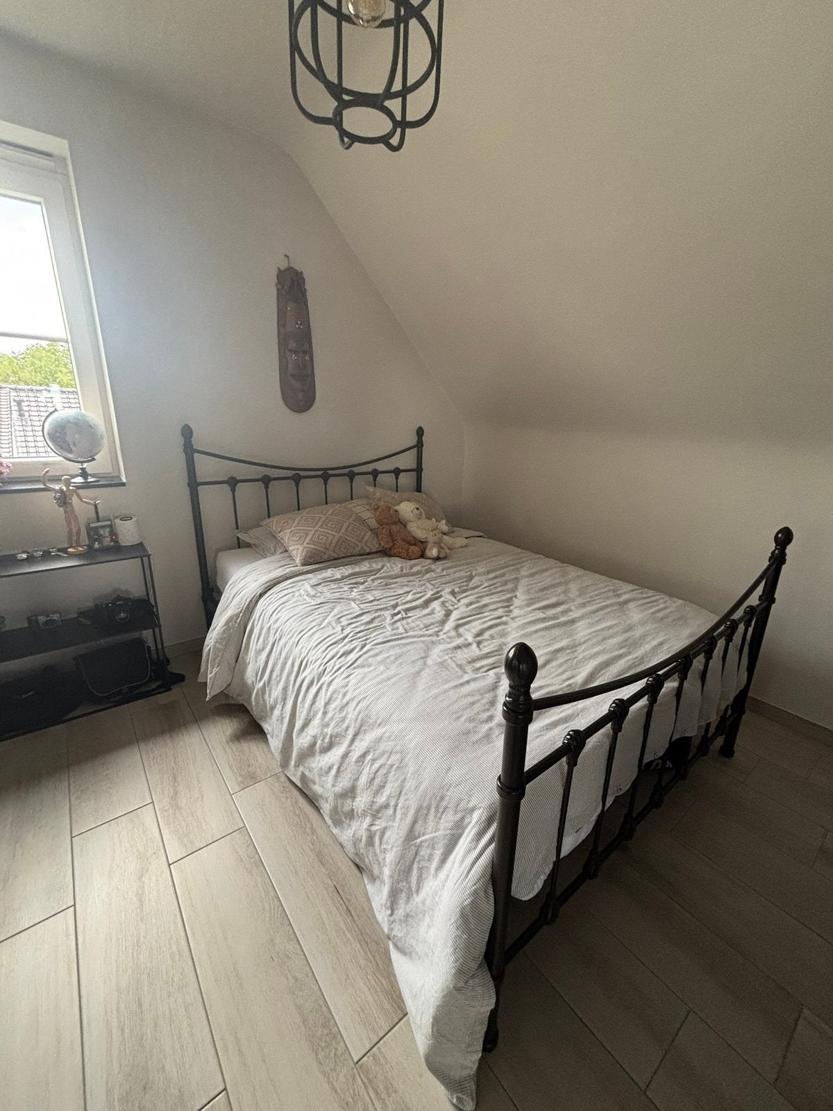 Metalen bed frame + nachtkastjes + lattenbodem, Huis en Inrichting, Slaapkamer | Bedden, Zo goed als nieuw, Twijfelaar, 140 cm