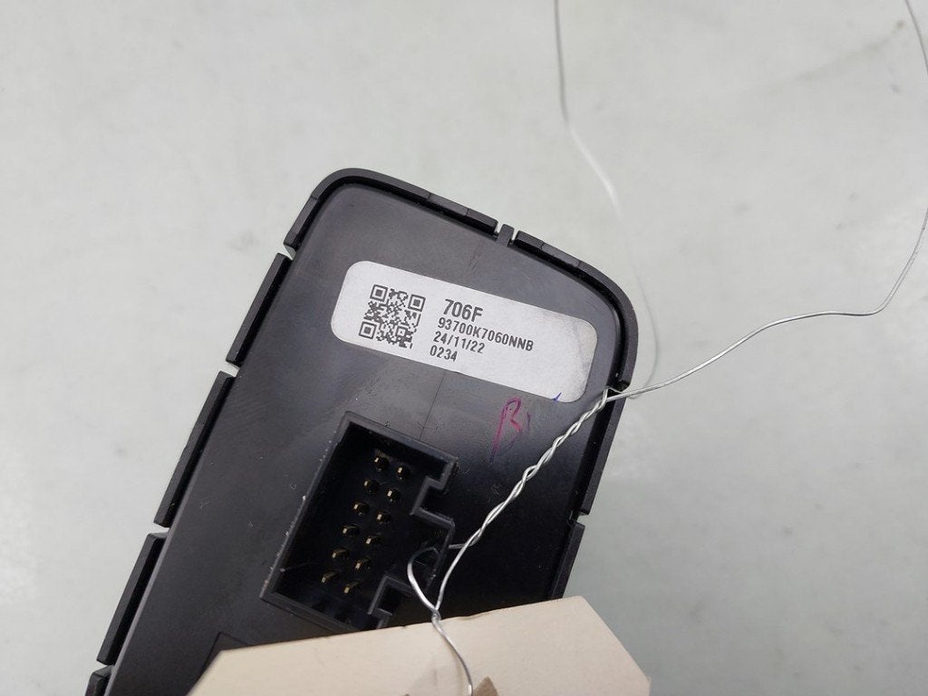 SCHAKELAAR Hyundai i10 (01-2019/-) (|93700K7060NNB|), Hyundai Motor Deutschland GmbH, Gebruikt, Kaiserleipromenade 5
63067  Offenbach am Main, DE