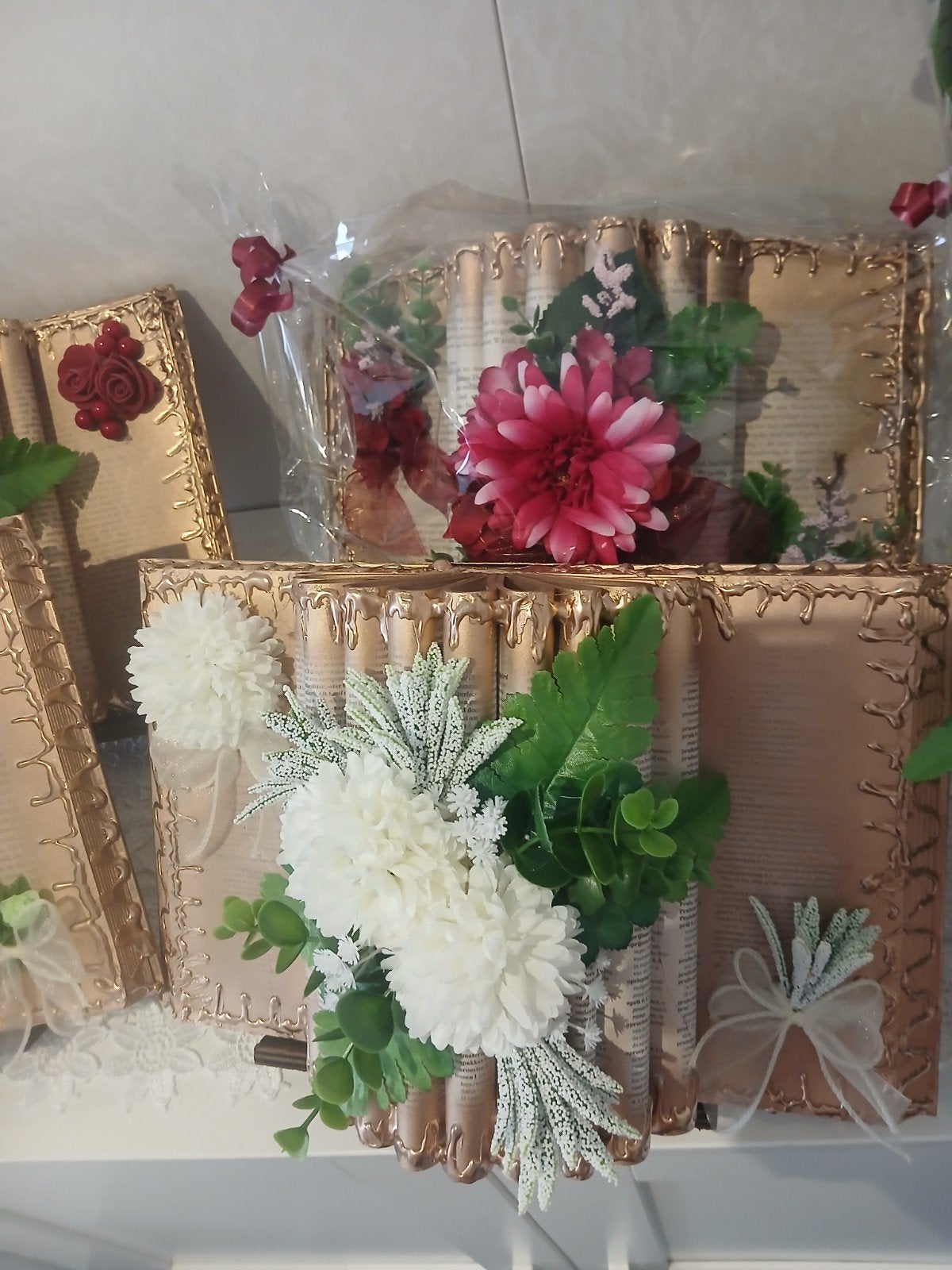 Boek met bloem stuk er op, Huis en Inrichting, Woonaccessoires | Kransen, Ophalen, Bloemstuk