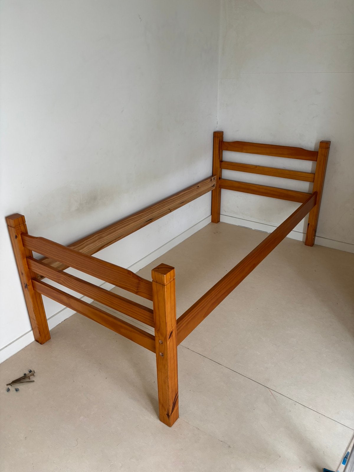 Bedframe  in eikenhout voor 1 persoon, Ophalen, Zo goed als nieuw