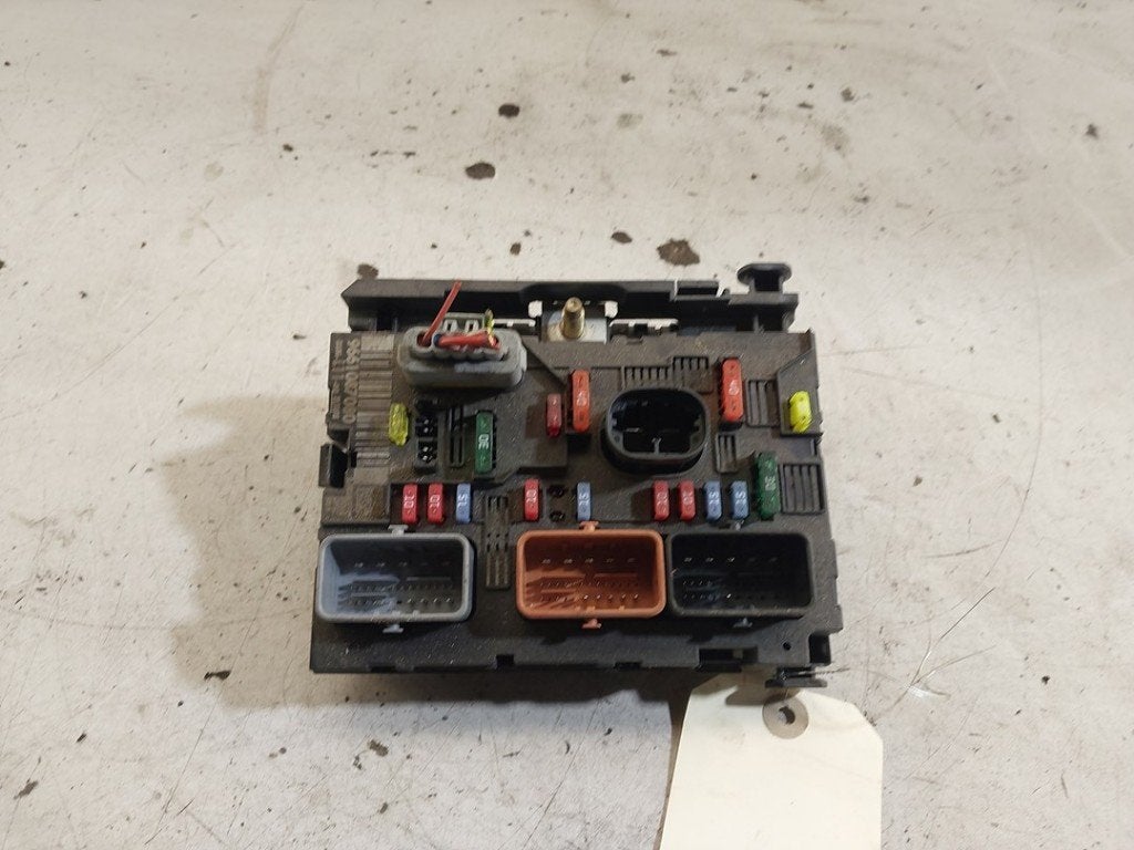 BOITIER FUSIBLES Peugeot 307 SW (3H) (01-2002/12-2009), Kontakt-peugeot@peugeot.com, Utilisé, Peugeot Deutschland GmbH, Bahnhofsplatz
65423  Rüsselsheim, DE