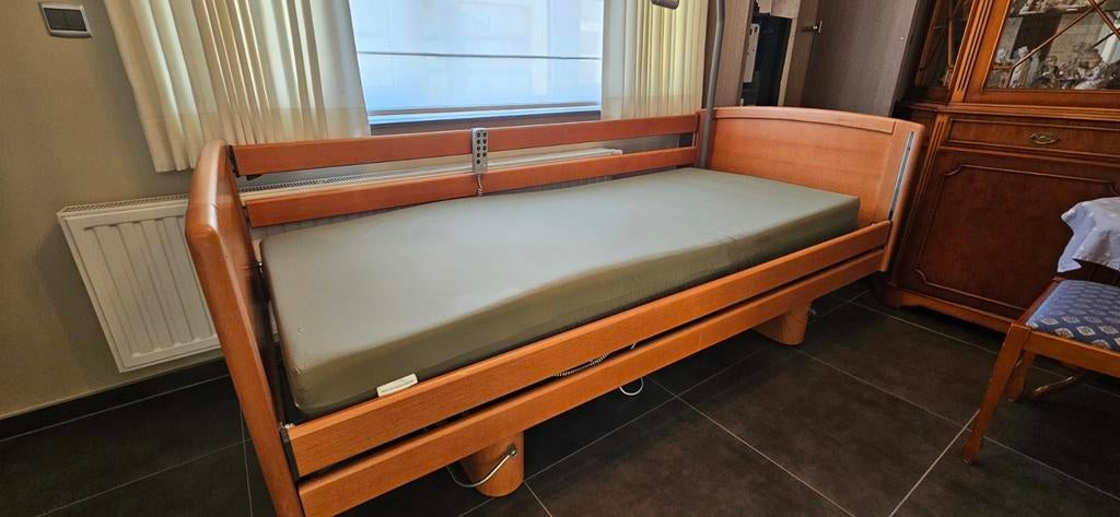 Ziekenhuisbed met ergonomische matras, Huis en Inrichting, Slaapkamer | Bedden, Ophalen