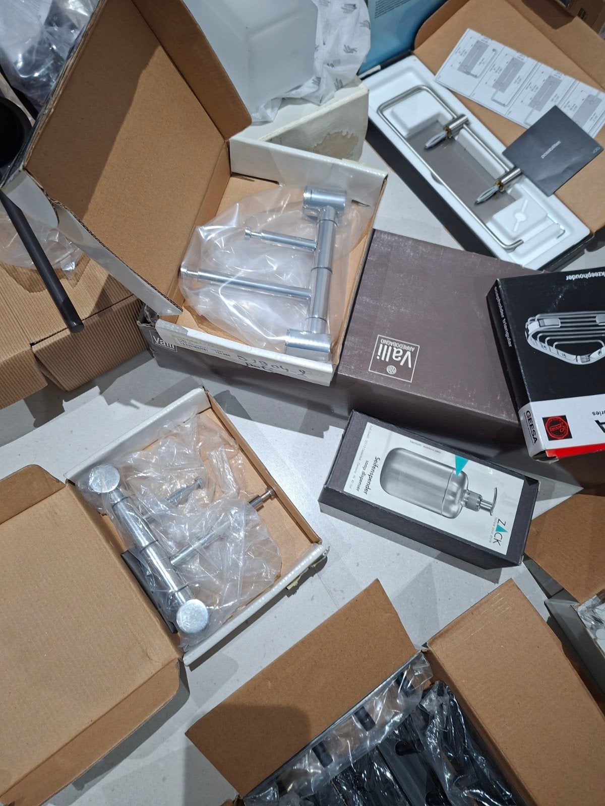 VEEL HOOGWAARDIGE BADKAMERACCESSOIRES — NIEUW, Ophalen, Nieuw