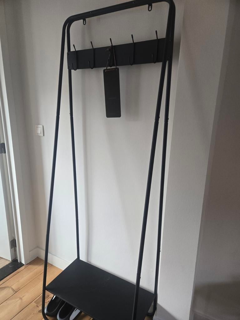 Kledingrek voor inkom, Ophalen
