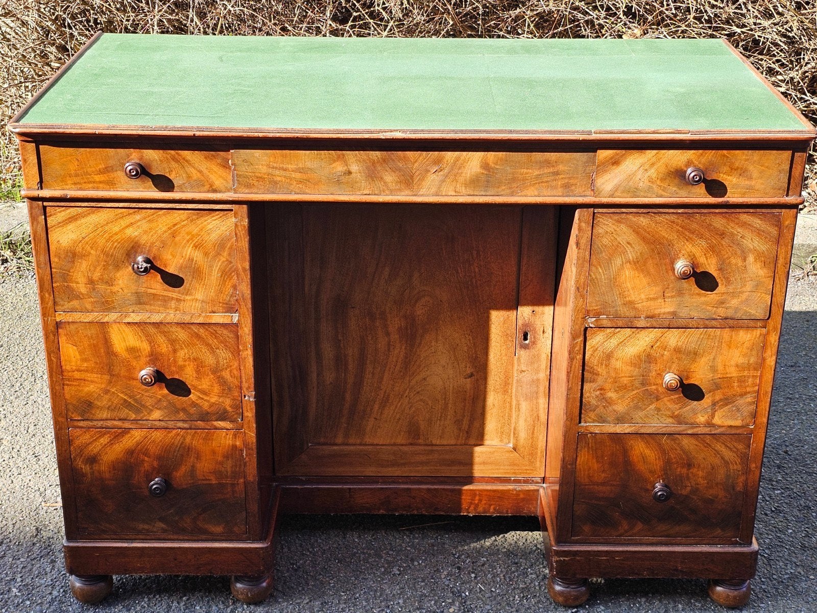 Bureau ancien en placage de noyer anglais avec

en sécurité, Enlèvement